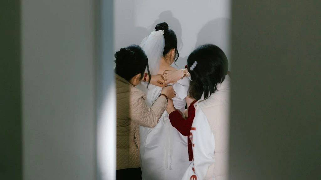 Bridal morning in a London hotel suite, four-lit mirror, calm direction